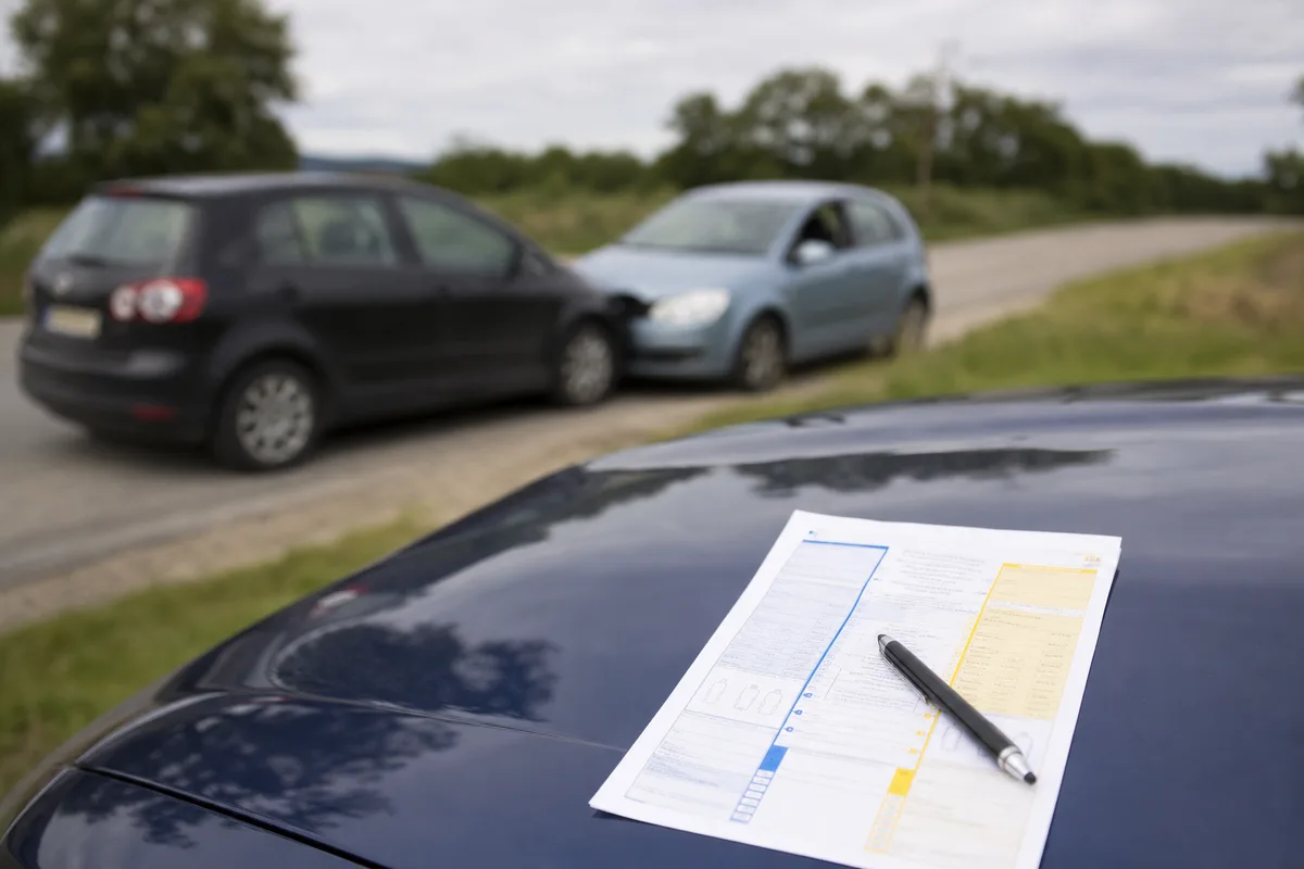 Constat amiable européen papier rempli au bord d’une route à l’étranger