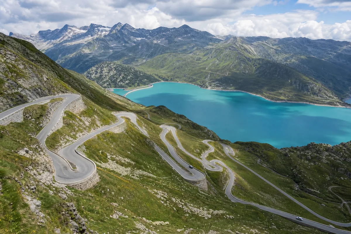 Route de col alpin en lacets au-dessus d’un lac de montagne