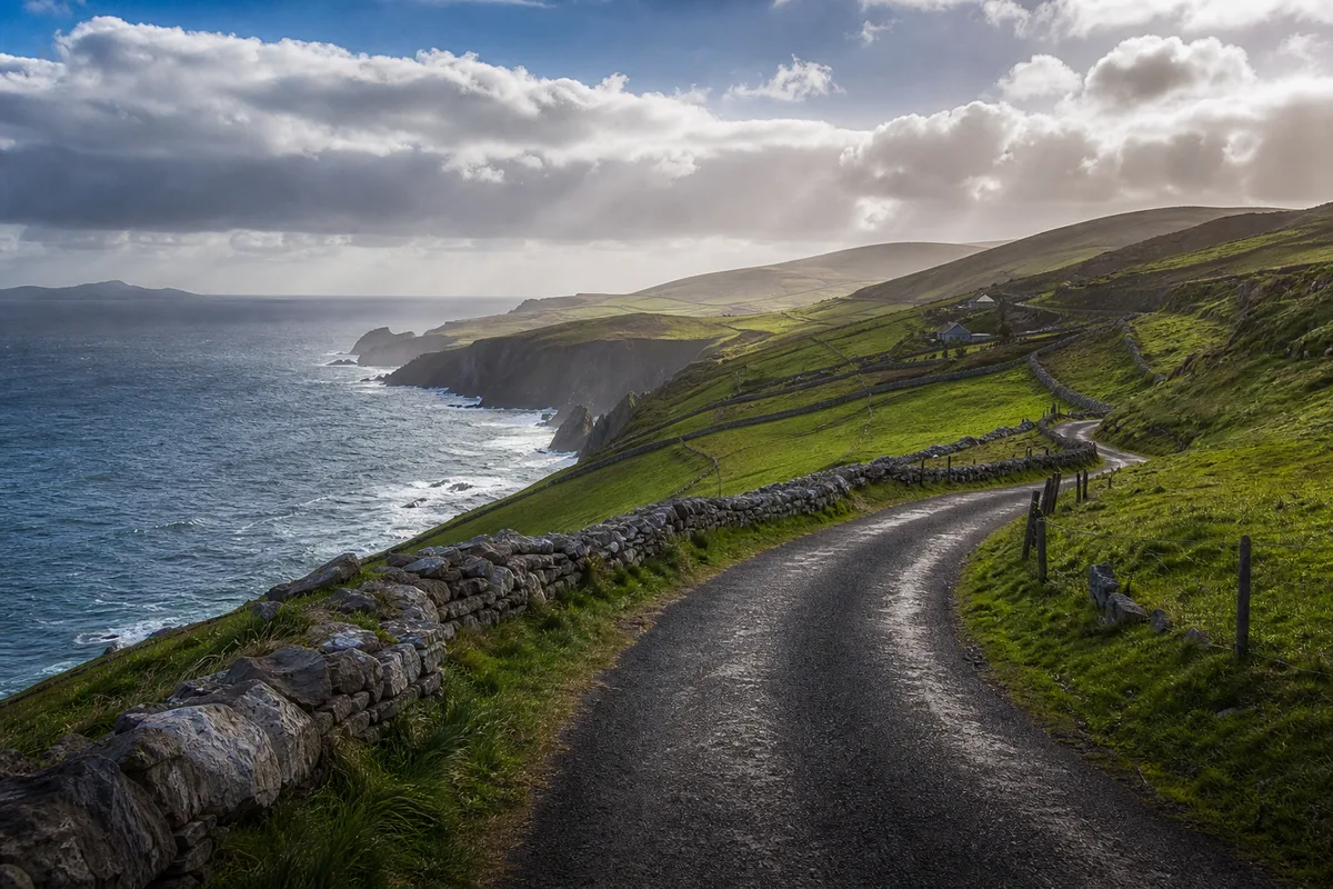 Route côtière irlandaise surplombant des falaises face à l’Atlantique